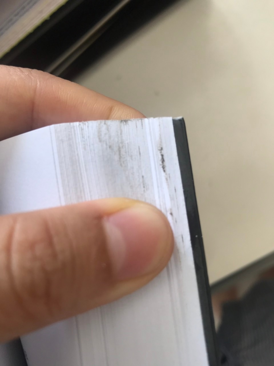 Sách bị dơ và cong nhăn ở các góc sách. MÌnh cảm thấy không hài lòng về sau sẽ không bao giờ mua ở bên này. Đề nghị bên shop bọc sách cẩn thận hơn.