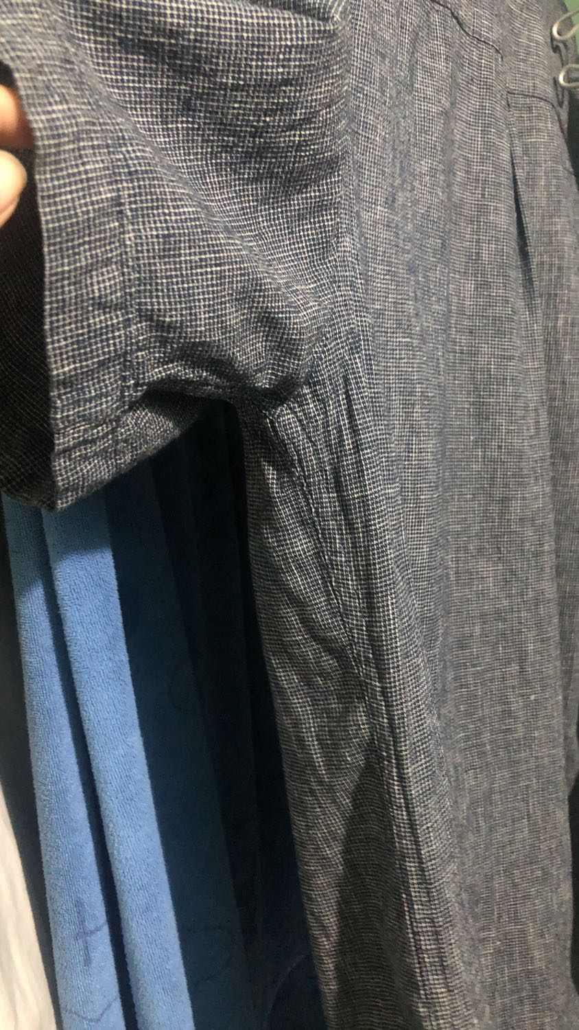 Mình mới nhận hàng hôm qua, giao hàng đúng hẹn lại miễn phí ship nên rất hài lòng khoản này. 
Hàng được đóng gói cẩn thận, có lưu ý hàng dễ vỡ cần nhẹ tay. Mình ủi thử áo sơ mi vải thô thấy oke nè, riêng vị trí nách áo chưa tìm đc cách kéo thẳng nên ko ủi đến đc :)))
Túm lại là mình hài lòng mãn nguyện vì ủi áo nhanh hơn nhiều.