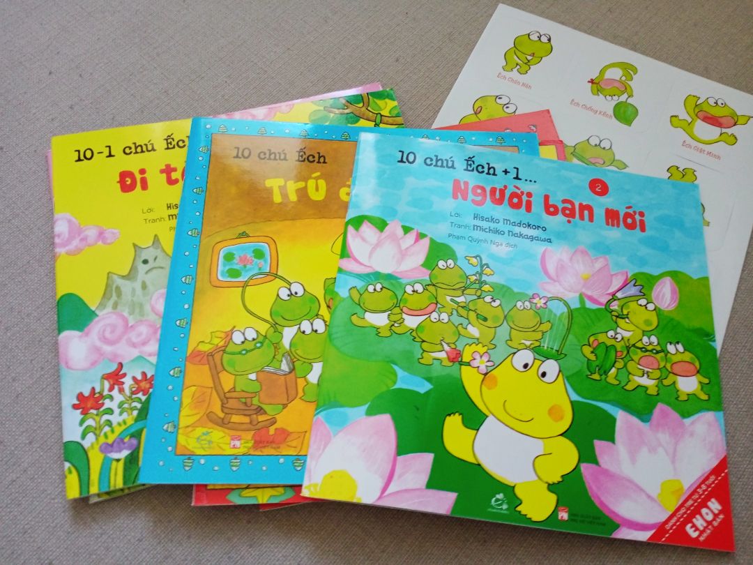 Sách ghi cho lứa tuổi 3 đến 8 nhưng bé nhà mình 2 tuổi đã có thể đọc được rồi. Nhà mình có khoảng hơn 100 quyển ehon,  10 chú ếch là một trong những bộ hay nhất. Mọi người nên mua cho con đọc rất hữu ích