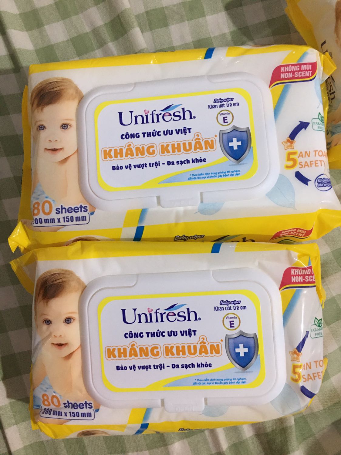 Tiki giao hàng nhanh, nhưng lần này khăn ướt không được đóng gói kỹ trong hộp như những lần trước mình mua mà chỉ bọc bằng bọc thực phẩm. Về sản phẩm thì lần đầu mình dùng thử loại khăn ướt này, chất lượng cũng khá okie, khăn không mùi dùng dễ chịu và khăn cũng dày dặn. Nhìn chung là ổn ạ.