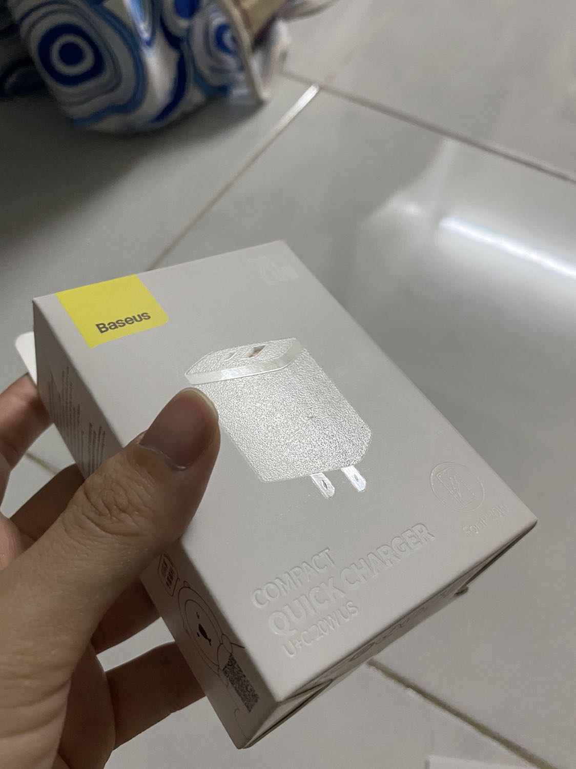 Giao nhanh, đóng gói ok, xài 1 thời gian r mới nx, thấy khá ok, mình xài với dây của cùng hiệu và tương thích ip11 luôn thấy ổ USB sạc nhanh, còn typeC dùng với dây sạc kèm của ip11 thì chậm hơn chút do output có 18w thôi, à và do cả cục sạc có 20w nên nếu sạc 2 đt cùng lúc thì cái nhanh cái chậm, bữa quên cắm cả 2 xong hồi théc méc ủa sạc nãy giờ mà 1 cái nó lên pin lâu quá trời, rút 1 cái đã sạc đầy ra nó lên lẹ liền =))) củ không quá nóng, hộp nhám nhám cầm đã tay, có mã QR ktra chính hãng, tặng sticker nựa =)) nói chung là hài lòng 😌👌