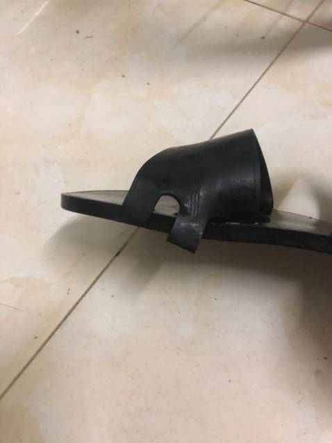 Mình Đi hay bị tuột quá nên không đi mấy, tuột nên đi hay bị vấp. Mua lâu rồi đi hay tuột nên ko dùng đến hôm nay dọn nhà thấy, bỏ thì tiếc mà ko biết sửa, xỏ râu vào lấy kìm kéo đi được 1 lúc nó lại tuột, định tìm mua đôi khác nhưng viết nhận xét trước rồi tìm đôi khác sau.