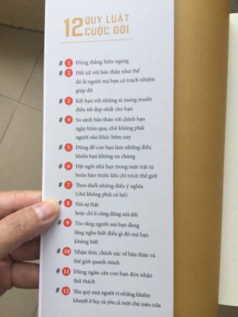 Cuốn sách này đã có nhiều lời khen tặng. Cũng có nhiều bạn mình đọc và nhận xét. 
Riêng mình, có thêm vài suy nghĩ cá nhân
Xét về ý tưởng, đề mục của cả 12 “quy luật cuộc đời” này rất đáng xem trọng, hoàn toàn thuyết phục và cần thiết để áp dụng. Đánh giá 9/10 điểm. 
Tuy nhiên, cách ông triển khai nội dung, đôi khi đọc không sướng. Đôi khi ông đã đẩy đi quá xa so với cái cần thiết. Ví dụ, mục số 11 rất đáng để mở rộng những phân tích chuyên sâu về những gì liên quan tới phương pháp dạy con bằng cách “bla bla”, thì ông lại đẩy câu chuyện sang hướng hơi khó hiểu, về vấn đề chủ nghĩa Marx, hay diệt chủng Polpot... đôi khi câu chuyện cứ lảm nhảm lòng vòng, thừa thãi hoặc có tác dụng quá nhỏ. Đánh giá chỉ 5/10. 
Vẫn là cuốn sách đáng đọc.