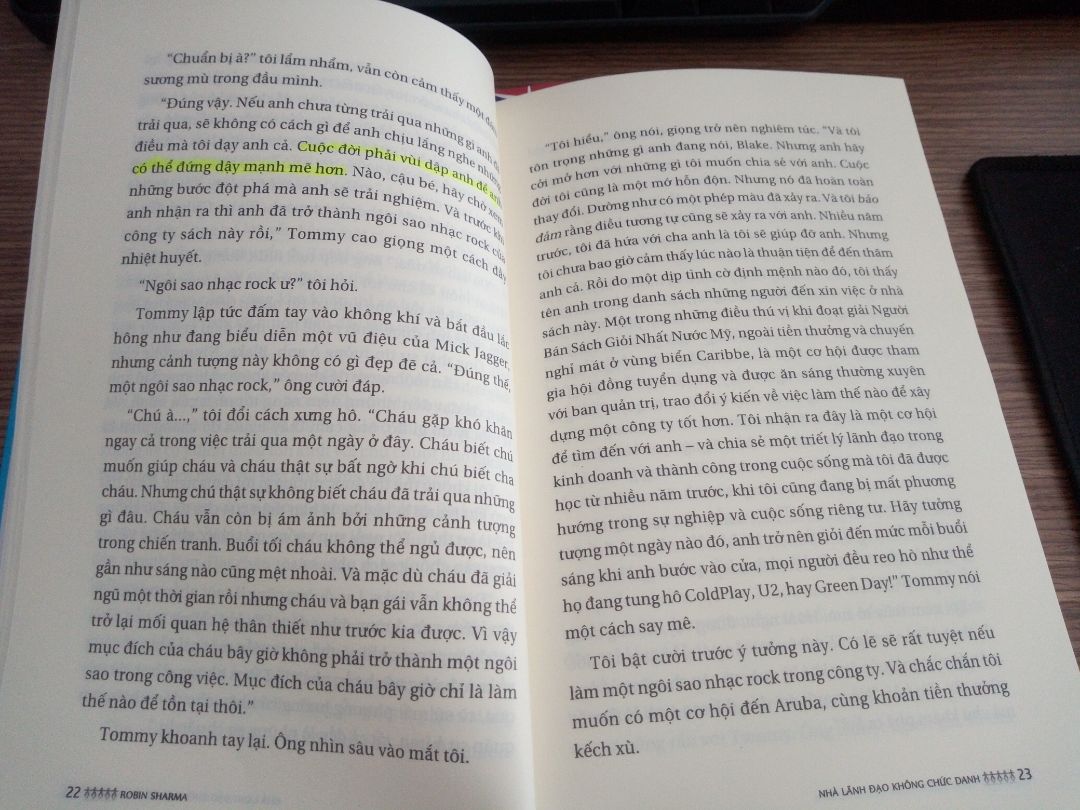Mình xin nói về ND sách thôi nhé! Nhìn vào tựa sách mình cứ nghĩ nói về Nhà lãnh đạo thôi, nhưng không. Một tư duy mới về 2 từ "lãnh đạo". 
Mình thích cách viết sách theo kiểu kể chuyện thế này, càng đọc càng tò mò diễn biến tiếp theo. Hãy mua, hãy đọc và lan toả những giá trị và thông điệp của tác giả. Hy vọng người trẻ Việt Nam có tư duy và tầm nhìn tốt hơn.
17.***