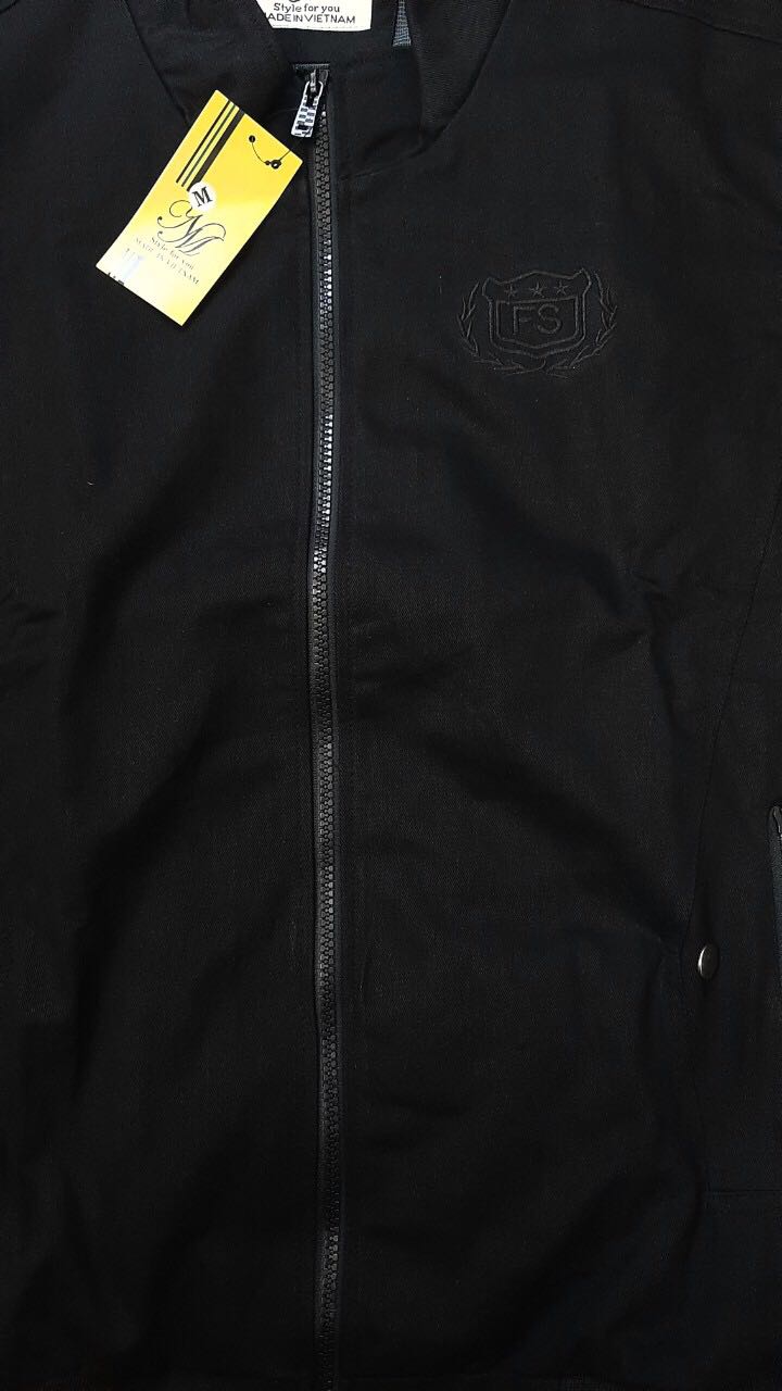 áo khoác kaki chất dày 2 lớp và rất đẹp , áo màu đen giống như mô tả  ,szie áo bạn mình cao m6 szie M là body vừa vặn mặc form tôn dáng áo dày và mặc rất thích luôn, Áo khoác này mình nghĩ mặc dc cho nhều loại thời tiết trời nóng hay lạnh gì chắc cũng mặc ok hết vì rất thoải mái khi mặc Chất liệu kaki nhìn rất tốt so với giá tiền bỏ ra , có nhiều túi , để được nhiều loại vật dụng cá nhân , Tiki thì giao hàng nhanh , nhân viên cho kiểm hàng Chúc shop và tiki ngày càng đắt khách nha 5 sao hài lòng nha