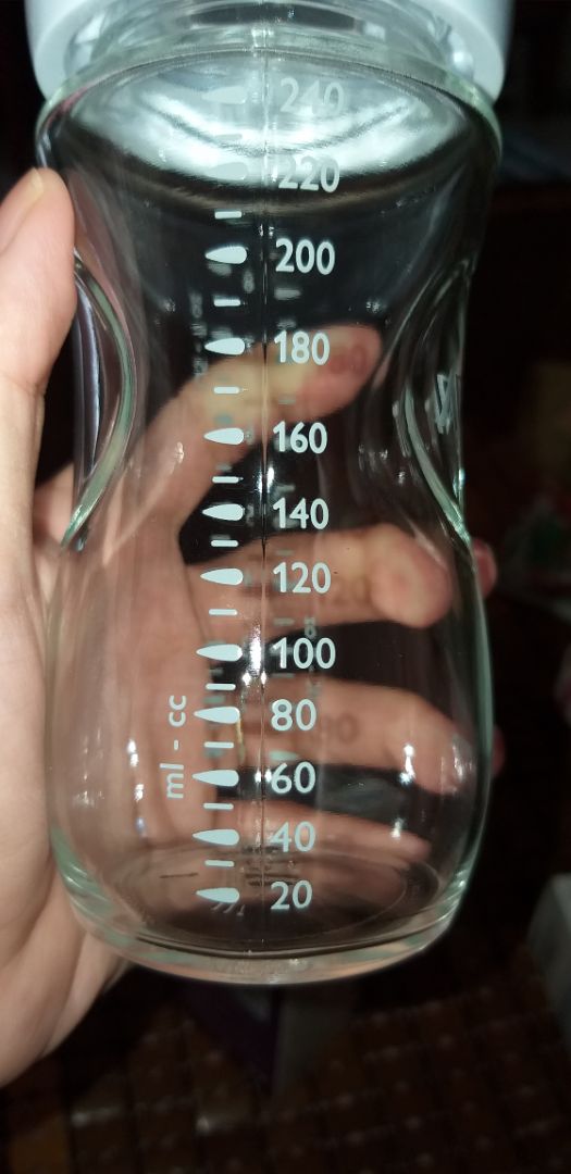 Không biết mọi người mua bình thế nào chứ mình nhận hàng thấy cái bình có 2 cái khớp nối nổi hằn rõ luôn nhìn ko đẹp tí nào, không sắc sảo ,thủy tinh dày và cầm nặng tay, múm ty với nắp giống như cùng loại mà bằng nhựa nên dùng chung cũng ok.