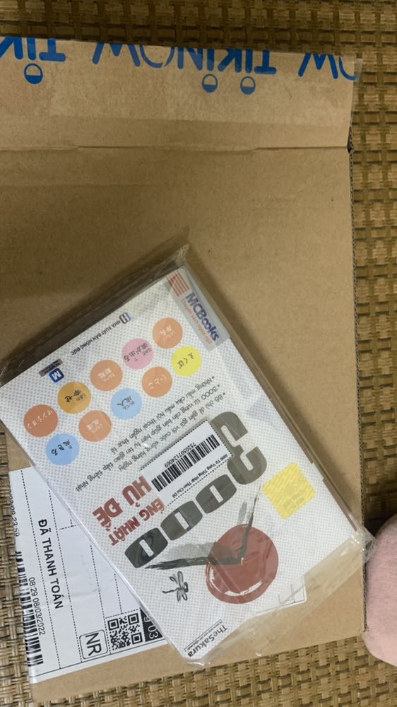 mới đầu còn tưởng quyển sách khá là to nhưng thì ra là 1 cuốn sách mini, nhưng mà không sao, hàng bọc đẹp, sách mới và đẹp, có nhiều từ vựng theo chủ đề để trau dồi kiến thức thêm cho bản thân, tiện mang đi lại