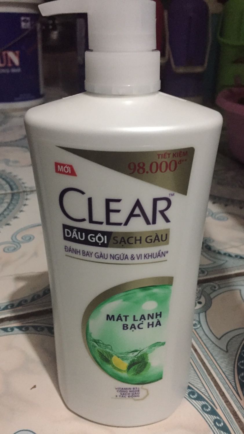 Nhà mình thường dùng loại này vì gội đỡ bị gàu hơn những loại khác, mặc dù gội xong tóc hơi khô. Một chai như này chỉ có 157k lại còn được tặng kèm 1 lọ dầu gội khô bé xinh nữa, vô cũng hài lòng luôn :))