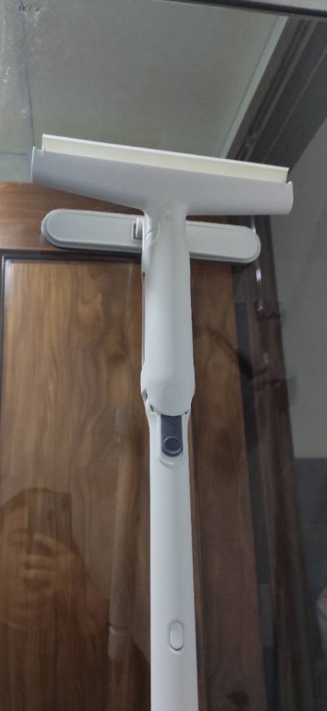 Cây này gạt kính cực khô luôn, khi gạt kính thì nước sẽ chảy vào bình thu nước hết nên không phải lo nước chảy xuống sàn nhà nha. Shop rep tn cũng rất nhiệt tình luôn nha