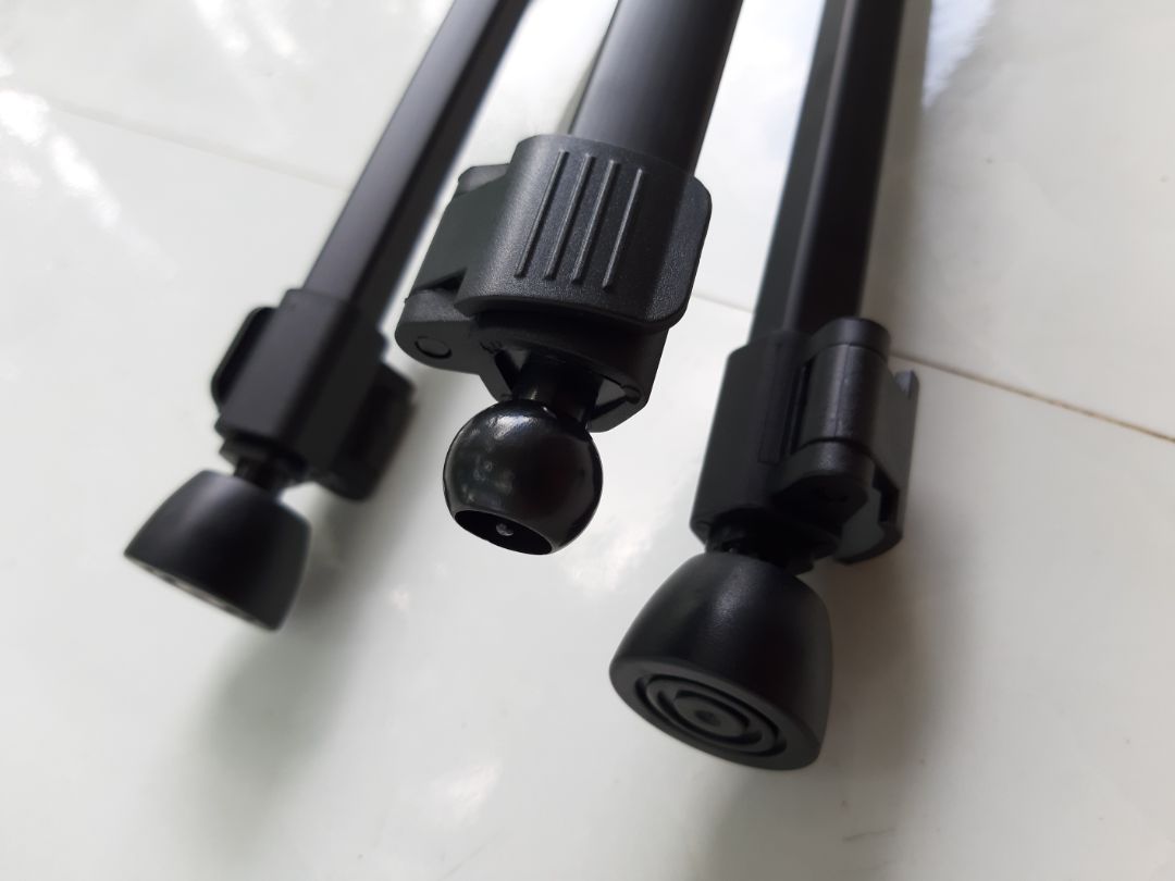 Hàng bị lỗi 1 chân bị kẹt vào trong kéo không ra được đang chờ đổi trả. Cả nhà bán hàng và TiKi đều không kiểm tra hàng trước khi giao?.  Mua hàng TiKi rất nhiều đây là lần đầu mình rất thất vọng làm ảnh hưởng đến công việc phải chờ điện thoại trả hàng mà chưa thấy đâu. Hy vọng Tiki nên kiểm tra hàng lại trước khi giao lại cho mình.