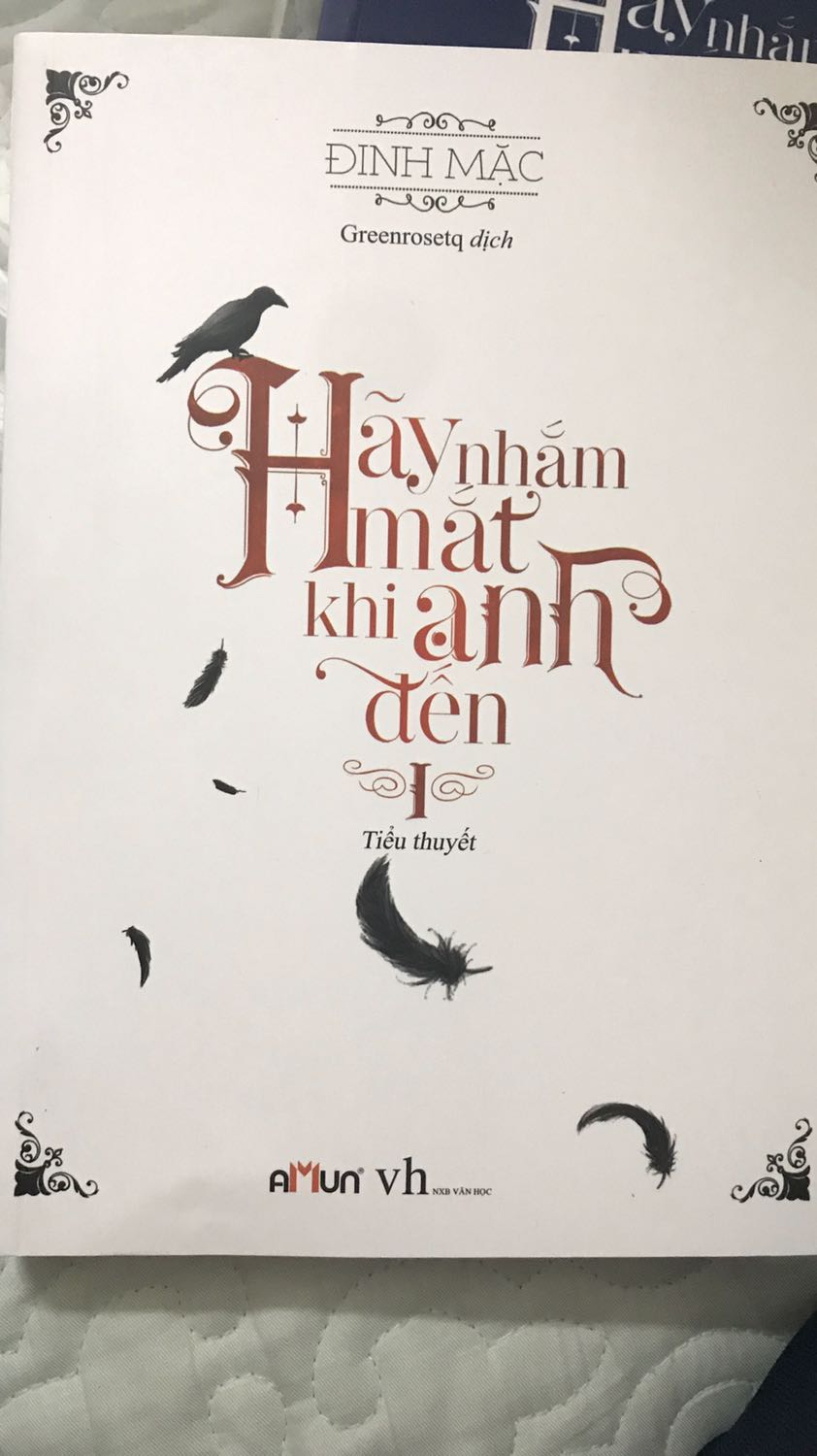 Ship hàng siêu nhanhhhh??? mình vừa order hôm qua mà hôm nay đã nhận được rồi??? Tiểu thuyết đỉnh khỏi bàn huhuu, mình thích lắm! Truyện được bọc nilon còn mới, không có vấn đề gì, nói chung là ưng ạ >~