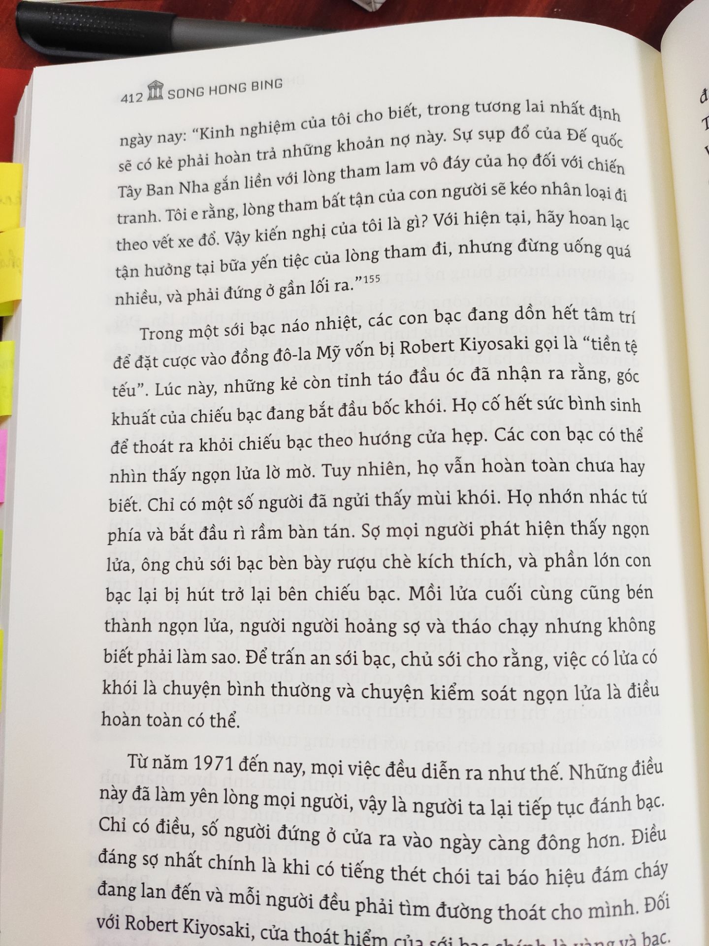 Cuốn sách hay nhất mình từng đọc về chủ đề tài chính tiền tệ. Chiến tranh tiền tệ ko chỉ nói về nguồn gốc và sự ra đời của các ngân hàng ở châu Âu, World Bank hay IMF mà còn giải thích cặn kẽ quá trình phát hành, bản chất và những vấn đề xoay quanh đồng đô la Mỹ. Vì sao đồng đô la Mỹ lại là đồng tiền có sức mạnh bậc nhất thế giới, bí mật đằng sau những cuộc khủng hoảng kinh tế, và nguyên nhân của những cuộc chiến tranh người ta cứ ngỡ là do khủng hoảng chính trị. Tác giả đã phơi bày vai trò của kinh tế trong dòng chảy lịch sử, hay nói cách khác là mối quan hệ mật thiết giữa kinh tế vs. chính trị. Liệu kinh tế là động cơ hay mục tiêu cuối cùng của chính trị? Qua Chiến tranh tiền tệ, góc khuất của nhiều sự kiện cũng được hé lộ. Vì sao tỷ lệ tống thống Mỹ trong TK 20 trở về trước qua đời còn cao hơn tỷ lệ rơi máy bay? Vì sao chiến tranh Việt Nam lại kết thúc? Mối quan hệ giữa đồng USD và dầu mỏ là gì? Hoặc đơn giản vì sao các nước giàu thì mãi giàu còn các nước nghèo sẽ mãi nghèo.
Tất cả câu trả lời đều nằm trong Chiến tranh tiền tệ. Rất phù hợp với các bạn có background là Kinh tế và cũng yêu thích lịch sử hiện đại, một cuốn sách vừa nghiên cứu, vừa kể chuyện.