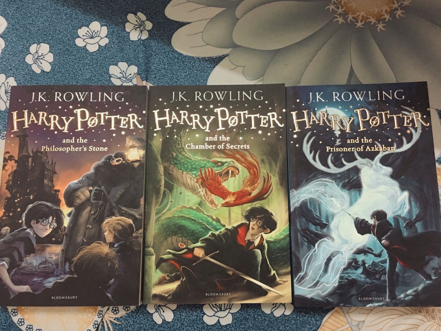 Giao hàng nhanh, mình ở Mỹ Tho 3 ngày đã có. Sách bản Anh nhỏ hơn bản Việt một xíu, nhưng nội dung vẫn đầy đủ. Giấy màu vàng đọc không mỏi mắt, thích hợp để học TA ??