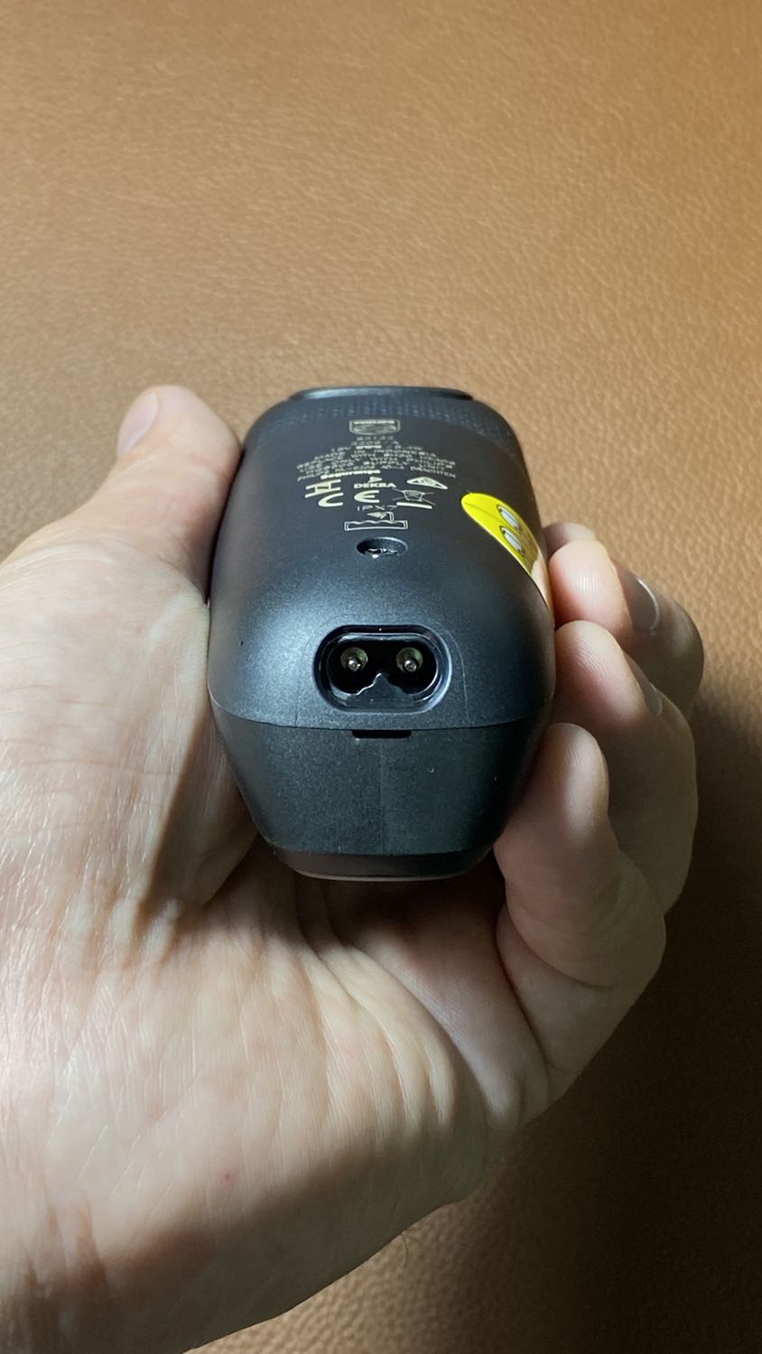 Máy chạy êm, lưỡi dao rất bén, cạo sát, sạch. Cảm giác cầm rất chắc tay.

Tuy nhiên nút bấm khởi động không có chế độ khóa an toàn, bấm một lần sẽ máy chạy ngay chứ không phải bấm giữ như một số máy khác, nếu để trong vali, balo sẽ dễ bị cấn.

Cổng sạc cũng không có nắp che, dễ bị vô nước hoặc bám bụi. Đáng lẽ với mức giá này thì Philips nên thêm vô cái nắp cao su thì sản phẩm sẽ hoàn hảo hơn.