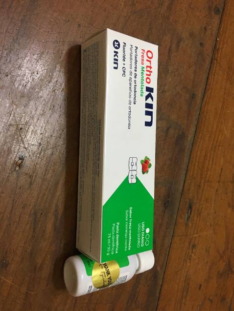 Giao hàng khá nhanh. Em mình dùng bảo là y chang như loại hay mua ở nha sĩ, mà giá đây rẻ hơn nhiều. Được tặng thêm chai nước súc miệng nhỏ nhỏ. Kem này thì không nhiều bọt nên đánh k thích lắm đâu, chủ yếu là tốt cho niềng răng thôi.