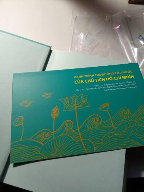 Không có gì để chê, hơi tiếc là bản này không có tấm bảo vệ bìa