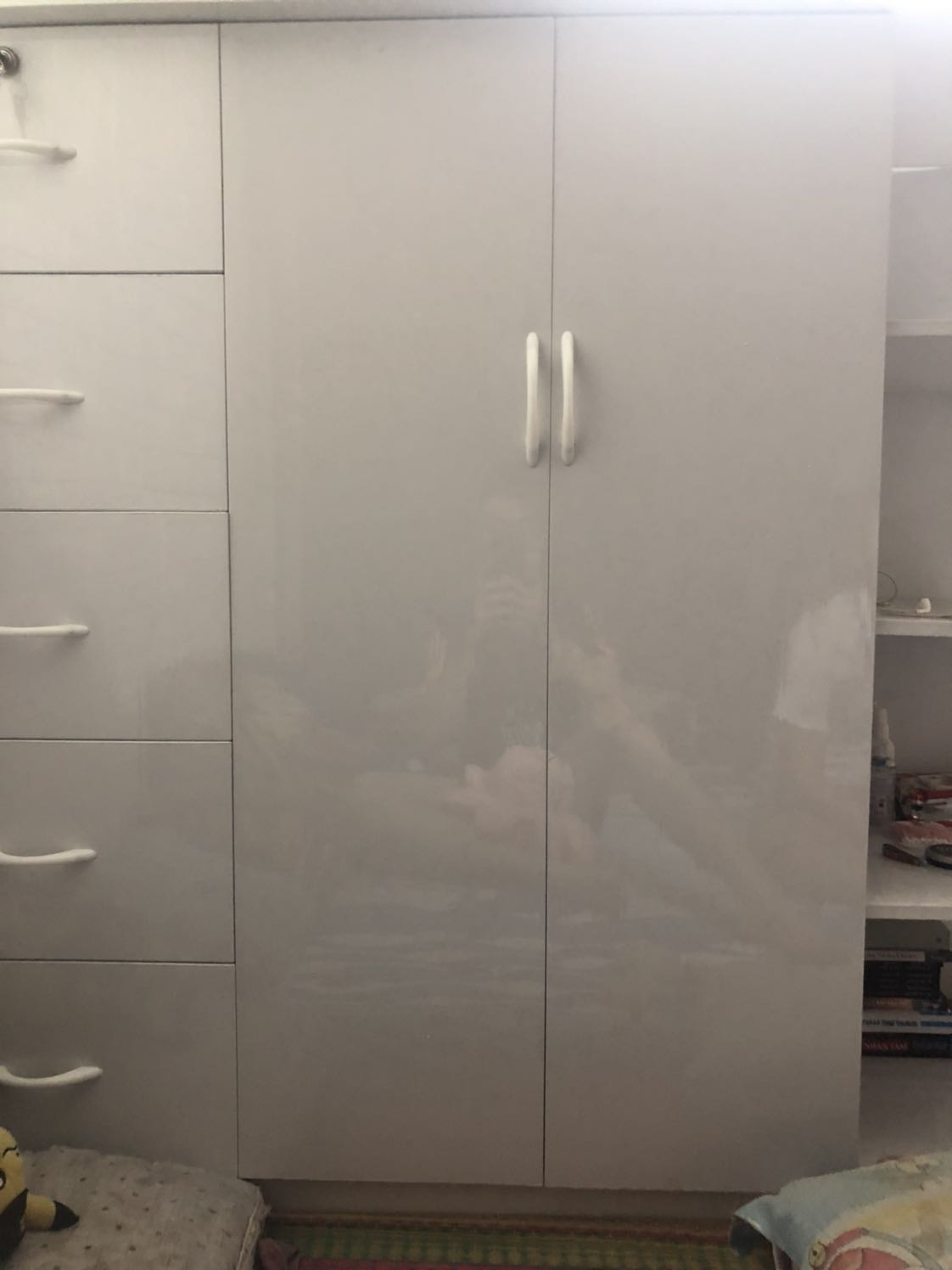 Tủ chỉ đẹp vẻ ngoài. Mọi chi tiết đều làm bằng ván ép nên rất mỏng. Mình duy chuyển tủ chưa gì đã gãy phần kệ trang trí :))