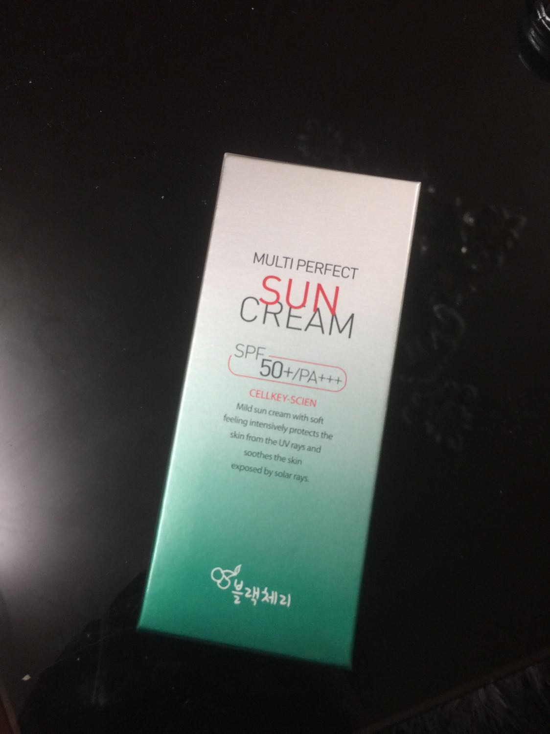 Kem chống nắng nhưng vẫn cấp ẩm cho da đều đều nha. Dùng các sp trước thấy da bí lắm, nhưng sp này thì không. Da mình nhạy cảm nhưng sử dụng em này thì da lại rất ổn. Nhỏ gọn dễ cầm theo. Shop đóng gói hàng đẹp, giao hàng nhanh lắm