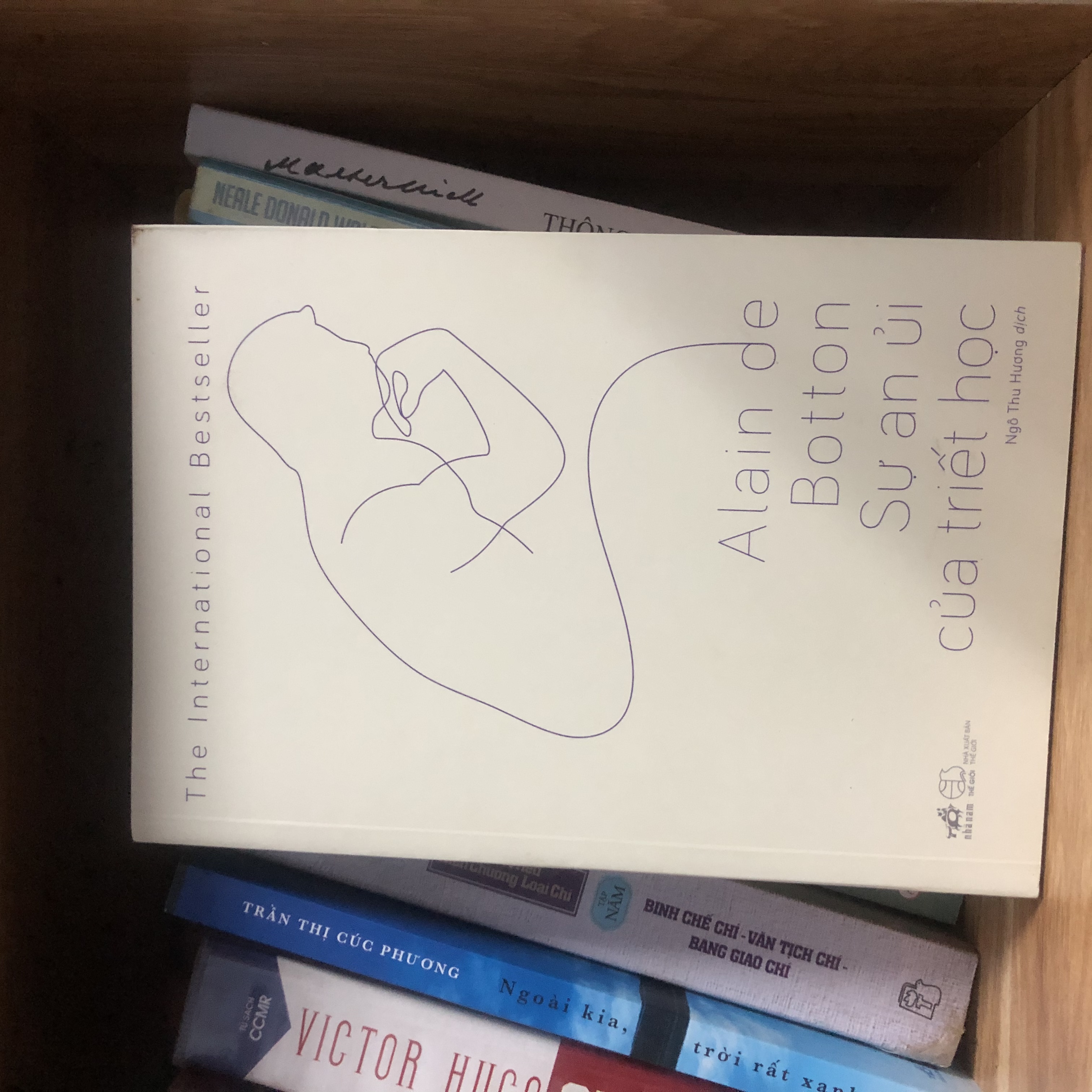 Tìm đến quyển này đúng với tiêu đề là mình muốn được an ủi, nhưng tạm thời vì còn đọc quyển Luận về yêu nên chưa đọc quyển này. Về hình thức thì sách mình nhận sạch, đẹp. Nói chung tạm thời hài lòng về quyển này.