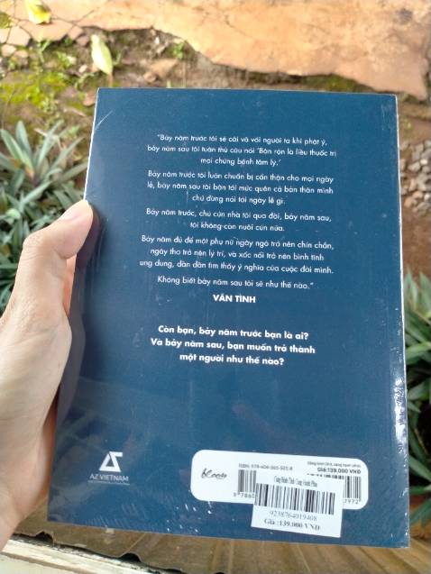 Đặt sách từ lúc nxb để link pre-order. App báo giao 20 mà 16 đã tới. Bọc plastic ngoài cho sách và có miếng xốp bao cho sách trc sau chắc chắn ko bị móp méo miếng nào. 

Sách cầm đầm tay. Bìa chữ ký cứng cáp (mình lấy luôn làm bookmark chứ bình thường để riêng hay bị hư :v). Chất liệu giấy sờ vào cực xịn. Tuy mới đọc vài chương nhưng qua những câu chuyện ấy lại mở mang thêm vài quan điểm mới cho riêng mình. Về tình yêu, hôn nhân,... Rất mới mẻ và thú vị. 1 quyển sách đáng đọc nha.

Mình và anh mình đã mua các phiên bản của Vãn Tình (trừ quyển Rất thích, rất thích em) nên khi có sách đã tậu em nó luôn. Dù mấy quyển trc ko mua ngay những lúc sách mở bán ngày đầu nhưng cũng đã thu thập được các quyển trong hành trình 7 năm cùng tác giả Vãn Tình. 

Cảm ơn team Bloom đã mang đến trọn bộ của tác giả và nhờ sách mình cũng thay đổi góc nhìn, tư tưởng của bản thân mình. 

Mong thời gian tới sẽ đọc được những đầu sách hay nữa từ Bloom.