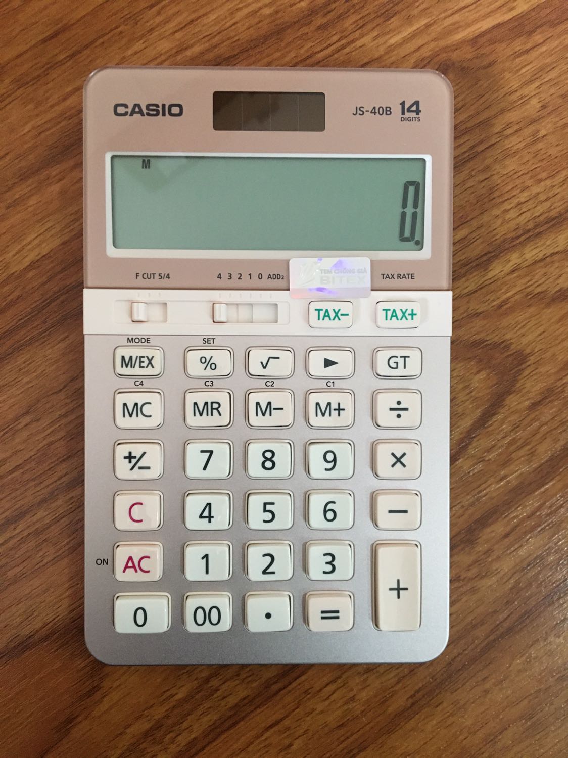 Đáng đồng tiền. Máy màu siêu đẹp, kích thướt vừa tay, số to rõ ràng, phím bấm êm. Mình để trên tờ A4 chụp để mọi người hình dung ra kích thướt cho dễ. Máy mới cứng, sáng bóng. Đóng hộp cẩn thận. Nhân viên giao hàng thân thiện, lễ phép. Các bạn nhân viên văn phòng đầu tư cái này là xứng đáng lắm nhé ạ.