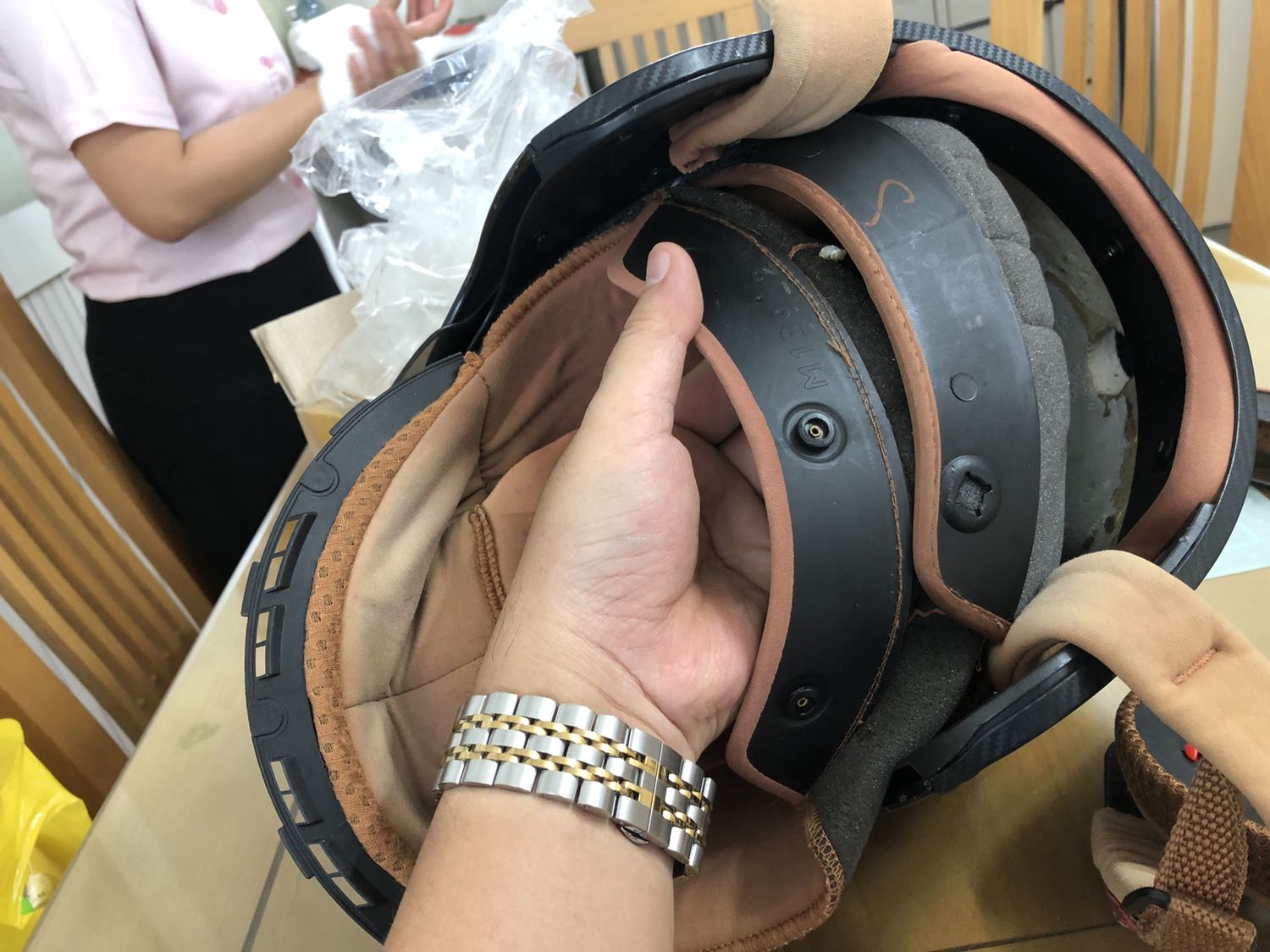 Nút khuy ko có mua về thay cái cũ mà cuối cùng cất cái mới mua mang cất! Nút khuy ko có mua về thay cái cũ mà cuối cùng cất cái mới mua mang cất!