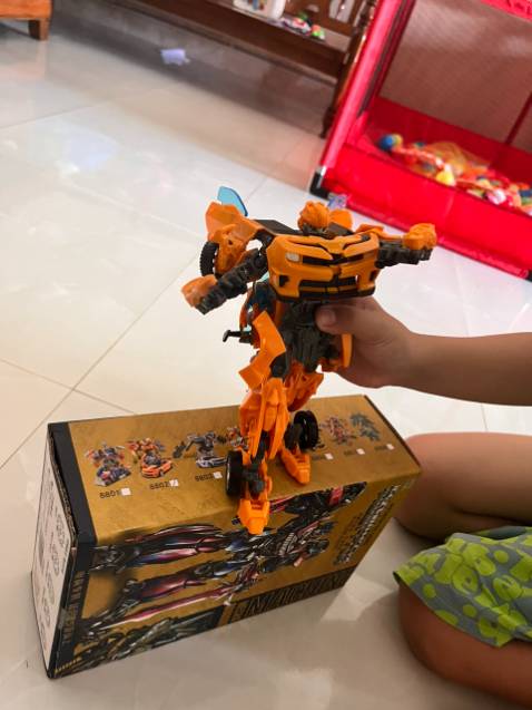 Đặt hàng con Optimus mà lại giao con Bumblebee. Shop xem lại nha, con mình thích con đó nên mới đặt mua, giờ lại giao con khác