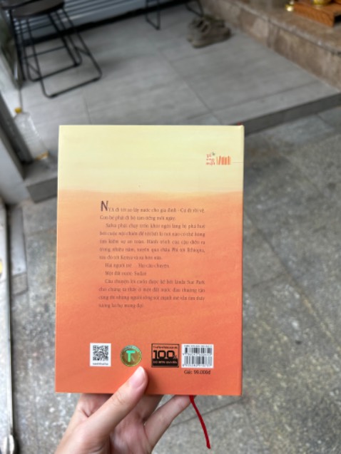 hàng giao nhanh chóng và cẩn thận. sách được bọc trong bubble wrap nên không bị trầy xước hay móp góc. duyệt!!