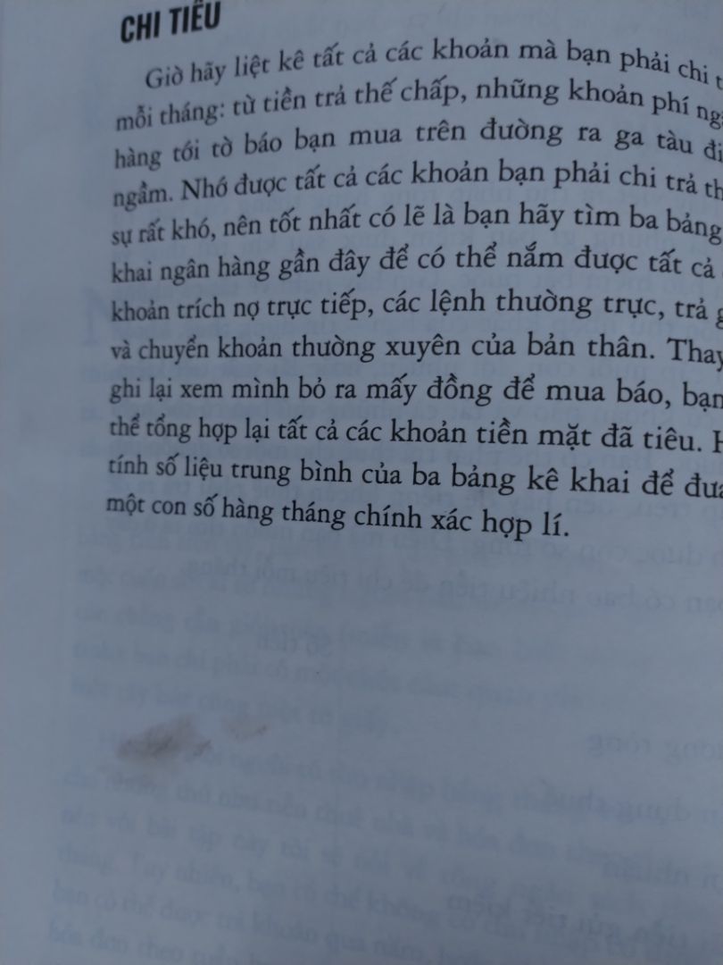 Mình nay nhận sách và đang đọc. Nội dung cảm thấy khá ổn dù mới đọc hơn 50 trang; sách bìa mềm, giấy in ok, dung lượng bảo đảm. Mùa dịch Tiki đã khắc phục khó khăn giao hàng đúng hẹn. Tuy nhiên sách không được bọc và có vết bẩn.