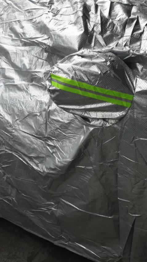 Bạt đẹp, vừa vặn với ô tô , hy vọng ko bị bong tróc nhanh dưới nhiệt độ 40 độ như mấy hôm nay. Sp khá dai, không bị biến dạng hay đàn hồi. dùng này là ổn vì nếu dễ dãn thì nắng nóng dễ bị chảy ra., nhưng hàng không sao, nên dùng rất thích. Màu sắc tráng bạc đẹp mắt, nên giảm đc mấy độ so với ngoài trời, đồ đạc để trong xe cũng yên tâm hơn!! 

Shop giao hagf nhanh, tinh thần cầu thị tốt, viết đánh giá sâu sắc nhờ thư ngỏ của shop này, đại ý là có vấn đề gi thì báo shop để bảo hành và sửa đổi nếu có lỗi gì!! Mình đặt có 2 ngày có hàng à, bên shop cũng bán khan lau xe cũng rất thích, có điều mình đang cần tìm thêm cái bọc vô lăng mà ko thấy bán, baoh bán thế nhỉ? Báo cho tôi để tôi xem xem. Cccm nên mua nhé! Tôi sẽ còn ủng hộ shop này