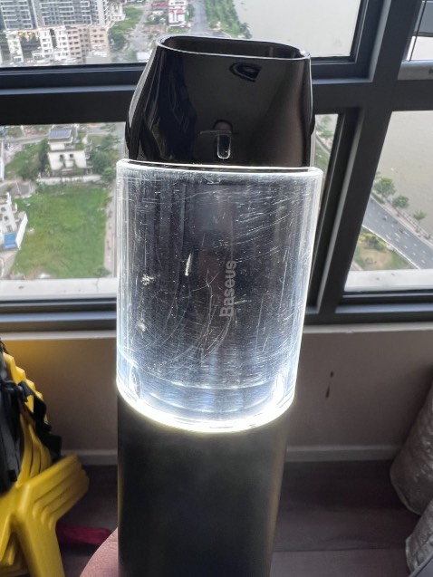 Thất vọng về chất lượng sản phẩm

1. Khi mới mở ra đã xước bên trong, chứng tỏ là hàng đã dùng chứ không phải mới.
2. Máy chỉ hút được khoẳng 1 phút là bị ngắt, phải đợi mới hút tiếp được.
3. Lực hút không ấn tượng mấy và thiếu đầu nhỏ để hút các khe hẹp.