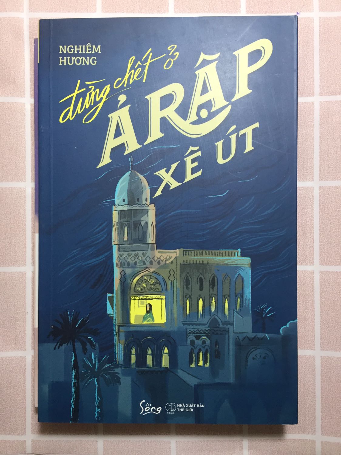 Sách rất hay nói về một người phụ nữ kiên cường trải qua nhiều đau đớn trong cuộc sống nhưng vẫn không gục ngã. Cuốn sách này tạo cho người tạo niềm tin và sức mạnh trong cuộc sống. Khuyến khích mọi người nên đọc nhất là các bạn nữ. 
Tiki giao hàng rất nhanh, sách đẹp và nguyên vẹn khi giao tới.