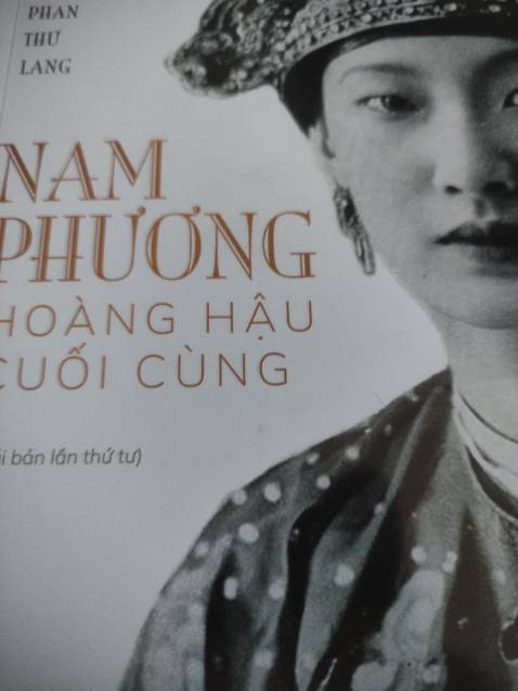 Dành cho nhưng ai yêu thích lịch sử và các giá trị văn hoá xưa nhưng chưa biết bắt đầu từ đâu thì highly recommend quyển Sài Gòn Vang Bóng của cùng tác giả với cuốn này nhé. Còn khi muốn tìm hiểu sâu hơn về nhân vật lịch sử (yêu thích) thì có thể đọc quyển này. Phần vì tò mò và có nghe qua về vị Hoàng hậu này. Nên rất muốn hiểu thêm về bà.