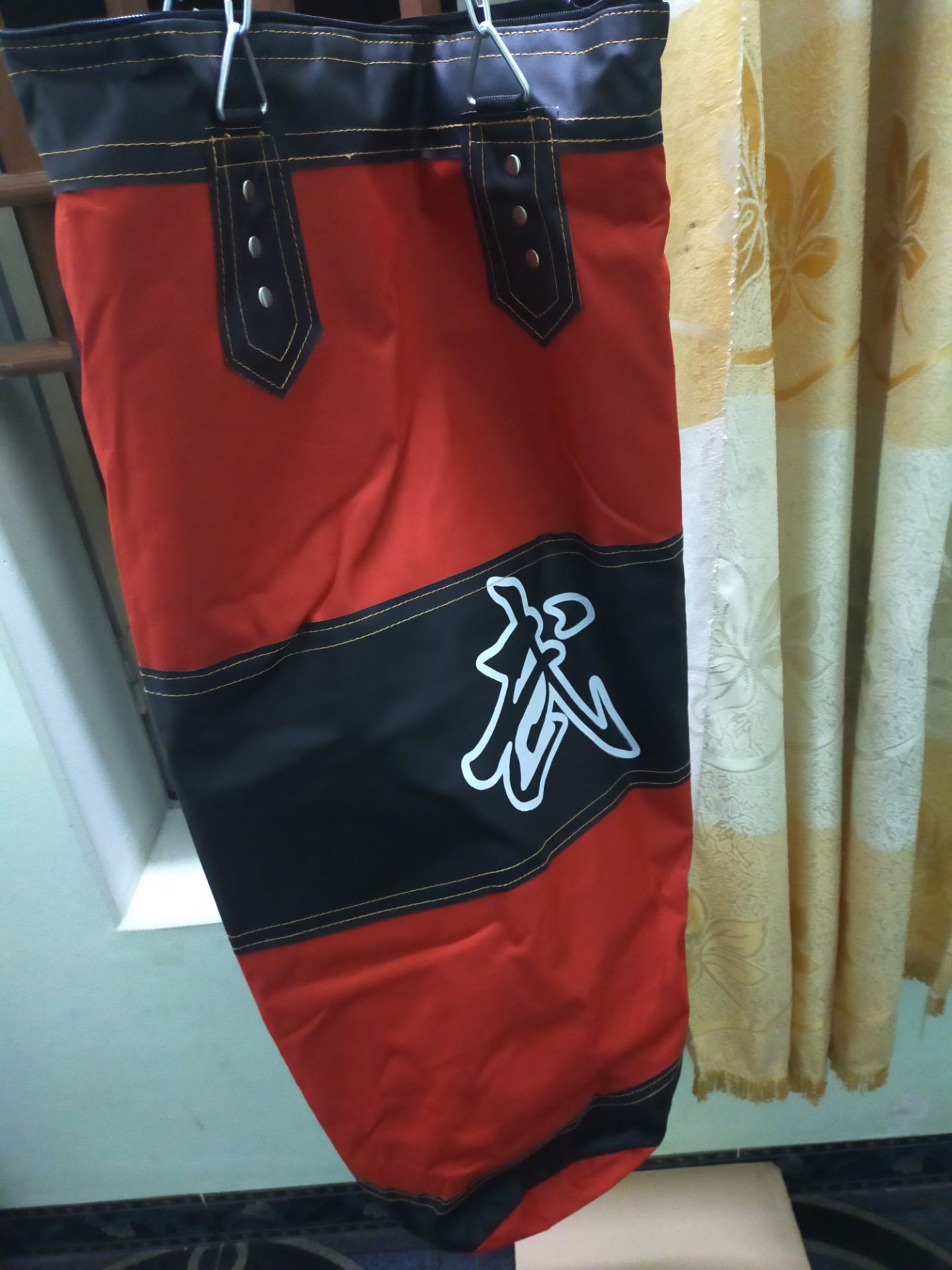 Bao 3 lớp nên sờ dày lắm mn ạ! Mình chưa nhồi nên chưa biết khi đấm bao này sẽ ra sao nhưng khi nhận hàng mn sẽ bất ngờ vì độ dày của vỏ bao này! Về hàng tặng kèm thì đầy đủ 7 món Bao 3 lớp nên sờ dày lắm mn ạ! Mình chưa nhồi nên chưa biết khi đấm bao này sẽ ra sao nhưng khi nhận hàng mn sẽ bất ngờ vì độ dày của vỏ bao này! Về hàng tặng kèm thì đầy đủ 7 món