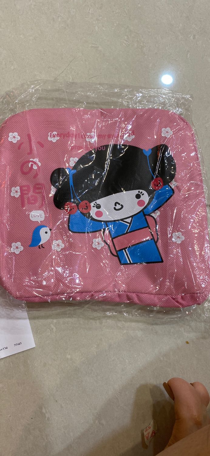 Mình đặt mua túi unicon tại sao lại giao cho mình cái túi có hình bé gái như vầy??? Yêu cầu tiki qua lấy hàng lại