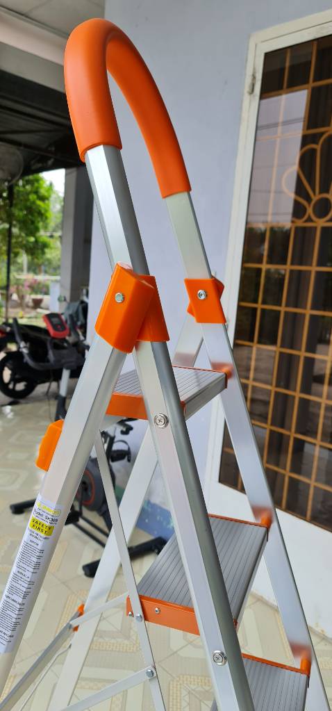 Thang ok nhìn ngoài và chị tiết đẹp.Nhưng Thang khi leo lên có rung lắc nhẹ