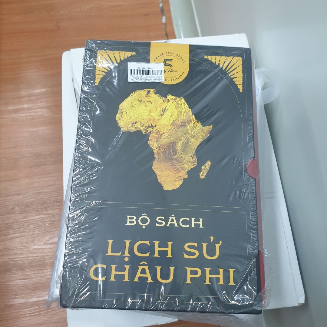 Bộ sách kỷ niệm 5 năm của Omega+. Tác phẩm mong chờ nhất trong năm của Omega+ với nội dung thú vị về lịch sử Châu Phi - những bí ẩn và huyền thoại của một thời. Sách bìa cứng, có hộp, bao bọc cẩn thận, giá lại tốt trong dịp Sinh nhật Tiki. Nên mua ngay để có trên kệ nè.