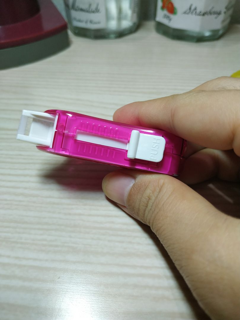 Mua vì màu hồng và bao bì giống hình hạt đậu quá đáng yêu. Sản phẩm là kết hợp của bút xóa kéo và băng keo 2 mặt. Kích thước nhỏ gọn, chất keo dính rất tốt. Sẽ mua lại khi hết. ???? Mua vì màu hồng và bao bì giống hình hạt đậu quá đáng yêu. Sản phẩm là kết hợp của bút xóa kéo và băng keo 2 mặt. Kích thước nhỏ gọn, chất keo dính rất tốt. Sẽ mua lại khi hết. ????