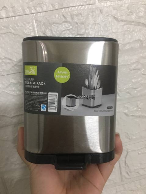 Hàng chuẩn như mô tả, thiết kế sang vô cùng, giao hàng nhanh. Rất yên tâm với hàng của tiki, mình thấy có khá nhiều mẫu thiết kế, mình mua 1 hộp ngắn và hộp dài để đựng đũa và thìa