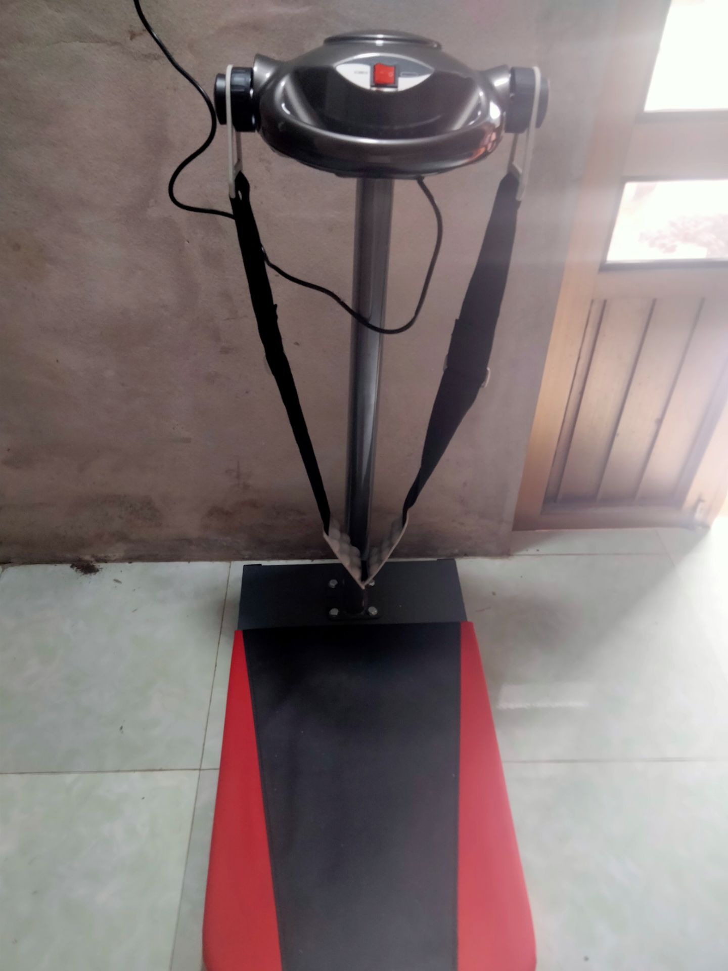 máy mình hoạt động gần 1 phút thì máy nóng toả nhiệt cao được khoảng 30,40 giây nữa máy ngắt điện và phải dừng 10phút sau mới có thể dung lại.
rất mong tiki hỗ trợ đổi mới 
về ngoại quan thì chỗ siết ốc bị cong một chút nhưng ko vẫn đề gì.
rất mong tiki và shop có hỗ trợ