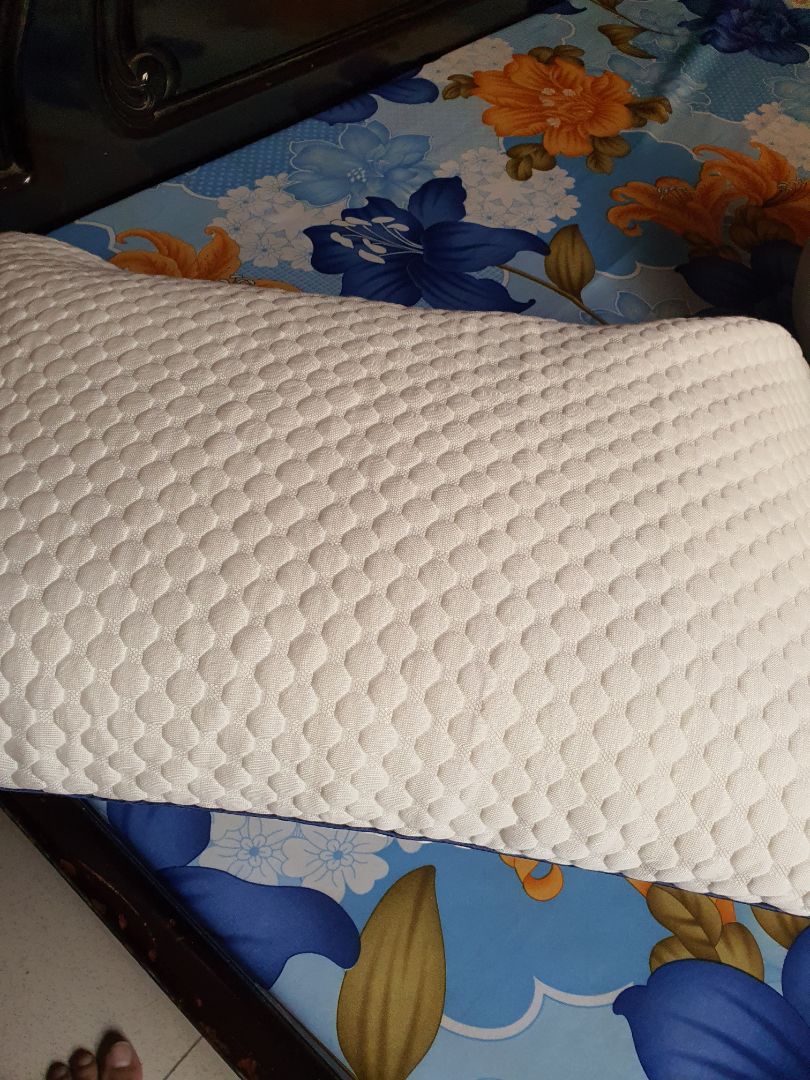 giao hàng rất nhanh. đặt 8g thì 10g tiki đã giao
chất liệu vải khá dày dặn nhưng mềm mại. sờ vào rất thích. thiết kế đơn giản có gờ lục giác dệt kim đan xen
 đang kiếm bọc cho gối ôm nhưng không thấy bán. hi vọng cửa hàng ra thêm cho đủ bộ ;)