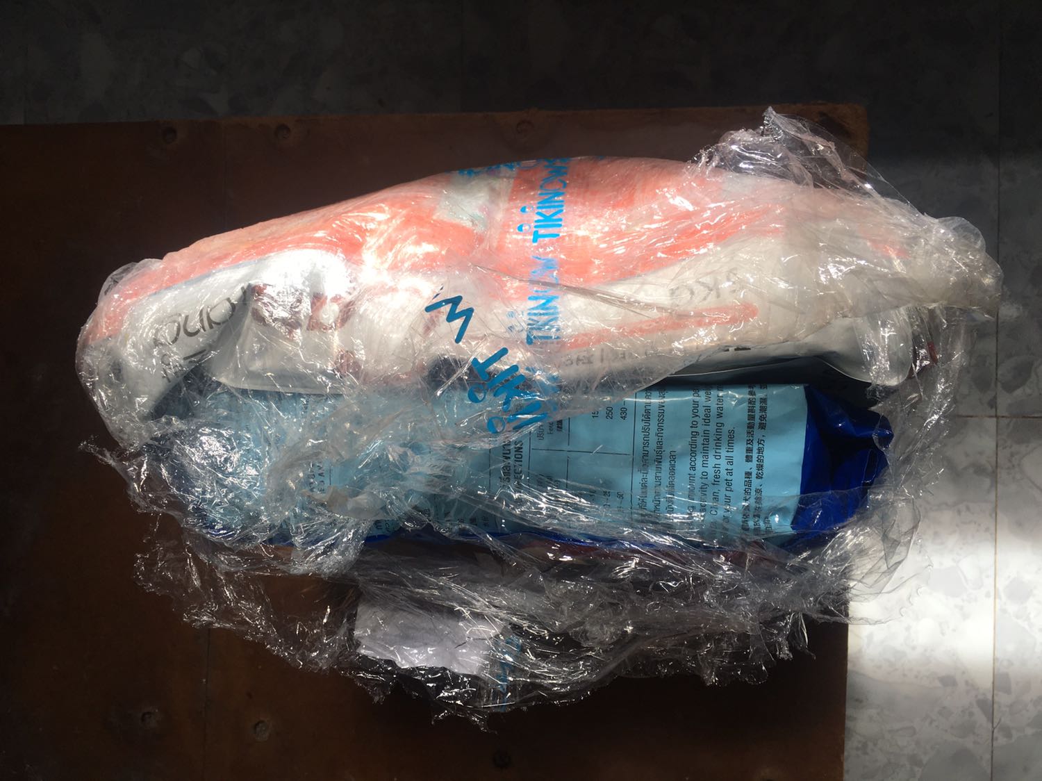 Phát hiện nhiều lỗ nhỏ hình tam giác bê hông trái sản phẩm mình không biết là do có sẵn khi đóng gói hay shop đục những lỗ như vậy để khi ship hàng không bị dồn ép không khí gây rách bao? Hạn dùng rất lâu nhưng bị đục lỗ như vầy không biết có bị ảnh hưởng chất lượng sản phẩm hay không? Mình có mua hộp thức ăn cho mèo loại hộp thiếc được shop bán gói rất kỹ và đặt trong thùng giấy trong khi hạt đặt trong bao plastic như này thì lại chỉ bao sơ sơ và không có thùng để đảm bảo an toàn. Hi vọng Tiki xem xét lại quy cách đóng gói khi ship hàng cho khách! Mình vẫn nhận hàng đánh giá 5 sao cổ vũ shop và Tiki hoàn thiện hơn!!! Phát hiện nhiều lỗ nhỏ hình tam giác bê hông trái sản phẩm mình không biết là do có sẵn khi đóng gói hay shop đục những lỗ như vậy để khi ship hàng không bị dồn ép không khí gây rách bao? Hạn dùng rất lâu nhưng bị đục lỗ như vầy không biết có bị ảnh hưởng chất lượng sản phẩm hay không? Mình có mua hộp thức ăn cho mèo loại hộp thiếc được shop bán gói rất kỹ và đặt trong thùng giấy trong khi hạt đặt trong bao plastic như này thì lại chỉ bao sơ sơ và không có thùng để đảm bảo an toàn. Hi vọng Tiki xem xét lại quy cách đóng gói khi ship hàng cho khách! Mình vẫn nhận hàng đánh giá 5 sao cổ vũ shop và Tiki hoàn thiện hơn!!!