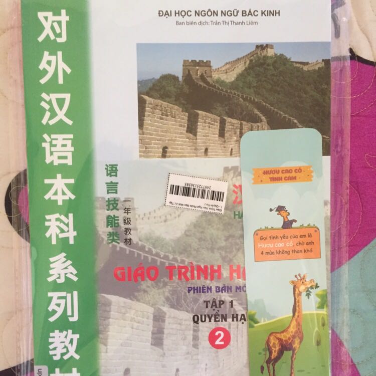 Giao hàng nhanh, đóng gói sản phẩm cẩn thận, còn kèm bookmark nữa. Chất lượng sách rất tốt, chữ in rõ, không mờ, không móp góc trong quá trình vận chuyển.