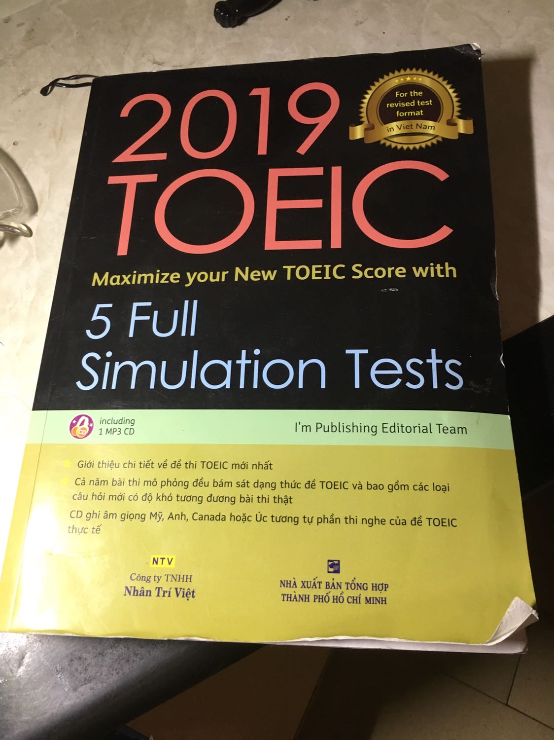 Sách tuy có giảm giá thật nhưng cũng không phải là rẻ mà bóc hộp ra không khác gì sách cũ. Bìa thì bẩn, mép sách thì quăn lên quăn xuống. Vì quá tin tưởng vào Tiki do những lần đặt hàng trước sách đều ổn nên lần này mình không kiểm tra mà nhận hàng, trả tiền luôn. Thật sự đáng thất vọng. Phiền Tiki liên hệ với mình để giúp mình đổi lại sách. Mình cảm ơn.