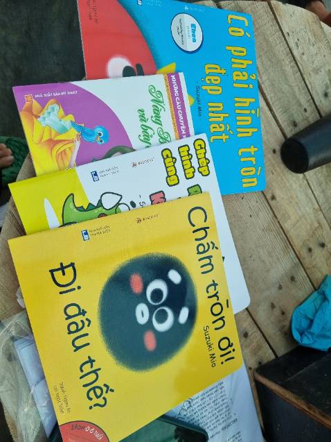 Shop gửi thiếu cho tôi quyển tôi thích nhất là Moi moi, thêm vào đó là 1 quyển khác.tôi lại không có thông tin nhà sách, tôi nhờ người nhận nên không kiểm tra kĩ, nhà sách nên làm ăn tử tế. Gọi khiếu nại tiki thì không được, cả nhà mua nên cảnh giác