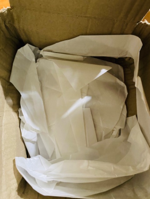 Tiki nên du bùng giấy bọc thực phẩm để sách không bị xóc!