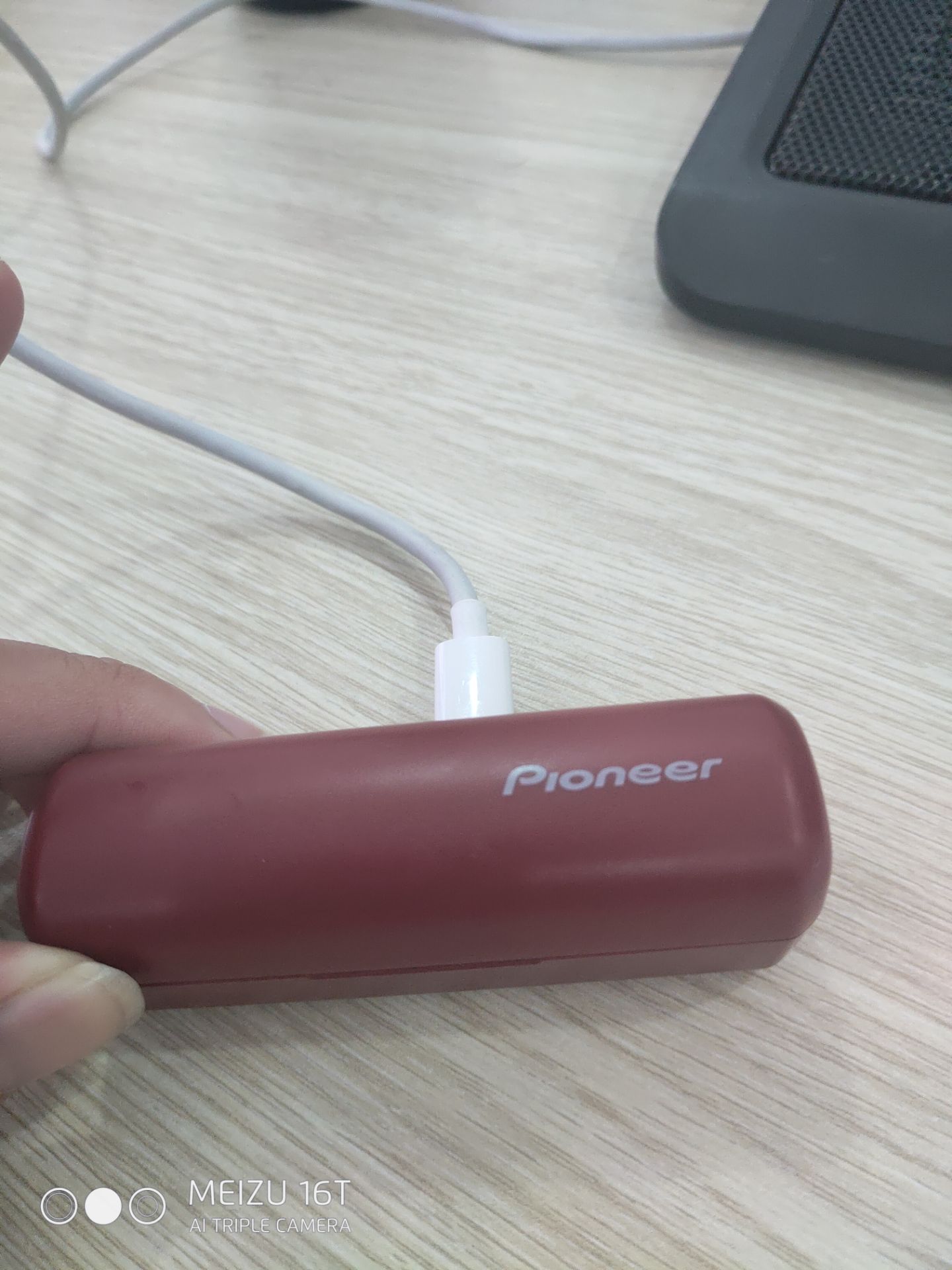 Đã nhận hàng.Tiki giao hàng cực kì nhanh.Về sản phẩm thì mình đã trải nghiệm trước khi mua.Cực kì hài lòng về sp nè.Top đầu tai nghe TW phân khúc 2 triệu.Nhược điểm duy nhất là nắp dock sạp hơi lỏng khi mở,nhìn khá đơn giản.