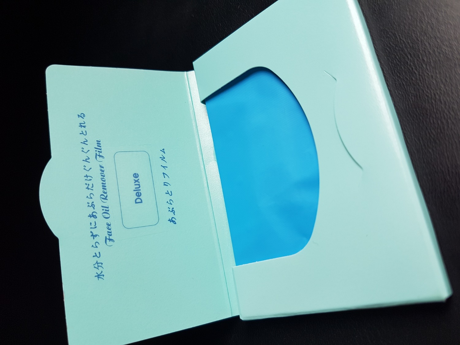 Chất lượng thì không có gì phải bàn, phim này của Nhật, thấm dầu rất tốt, mặt ai ít dầu thì dùng 1 tờ là đủ, còn bị nhiều thì phải dùng 2-3 tờ. Tính ra khoảng 600 VNĐ/tờ. Còn vấn đề giao hàng thì vô cùng tệ hại. Đơn hàng lần 1 của tôi gồm 2 combo đã thanh toán trước, bị bên này tự ý hủy sau khi trễ hạn giao 2 tuần mà không giao hàng, cũng không hề có email hay *** thông báo cho tôi biết. Sau đó họ tự thực hiện lệnh đặt đơn hàng mới chỉ có 1 combo, tôi phải liên hệ Tiki để giải quyết việc hoàn tiền cho 2 combo, sau cả tháng trời chầu hẫu đợi mà không một lời giải thích. Lần 2 tôi lại đặt 3 combo đã thanh toán trước, vẫn giao trễ hàng so với dự kiến, và lần này còn giao thiếu, vì chỉ giao cho tôi đúng 1 combo (thiếu 2 combo). Tôi lại phải gọi điện cho Tiki hỗ trợ (1k/1 phút), gọi + chờ mất ~10 phút để thông báo tình trạng thiếu đơn hàng, đến giờ vẫn chưa nhận được nốt 2 combo còn lại. Nói chung sẽ không bao giờ tôi mua ở đây thêm lần nữa. Chất lượng thì không có gì phải bàn, phim này của Nhật, thấm dầu rất tốt, mặt ai ít dầu thì dùng 1 tờ là đủ, còn bị nhiều thì phải dùng 2-3 tờ. Tính ra khoảng 600 VNĐ/tờ. Còn vấn đề giao hàng thì vô cùng tệ hại. Đơn hàng lần 1 của tôi gồm 2 combo đã thanh toán trước, bị bên này tự ý hủy sau khi trễ hạn giao 2 tuần mà không giao hàng, cũng không hề có email hay *** thông báo cho tôi biết. Sau đó họ tự thực hiện lệnh đặt đơn hàng mới chỉ có 1 combo, tôi phải liên hệ Tiki để giải quyết việc hoàn tiền cho 2 combo, sau cả tháng trời chầu hẫu đợi mà không một lời giải thích. Lần 2 tôi lại đặt 3 combo đã thanh toán trước, vẫn giao trễ hàng so với dự kiến, và lần này còn giao thiếu, vì chỉ giao cho tôi đúng 1 combo (thiếu 2 combo). Tôi lại phải gọi điện cho Tiki hỗ trợ (1k/1 phút), gọi + chờ mất ~10 phút để thông báo tình trạng thiếu đơn hàng, đến giờ vẫn chưa nhận được nốt 2 combo còn lại. Nói chung sẽ không bao giờ tôi mua ở đây thêm lần nữa.