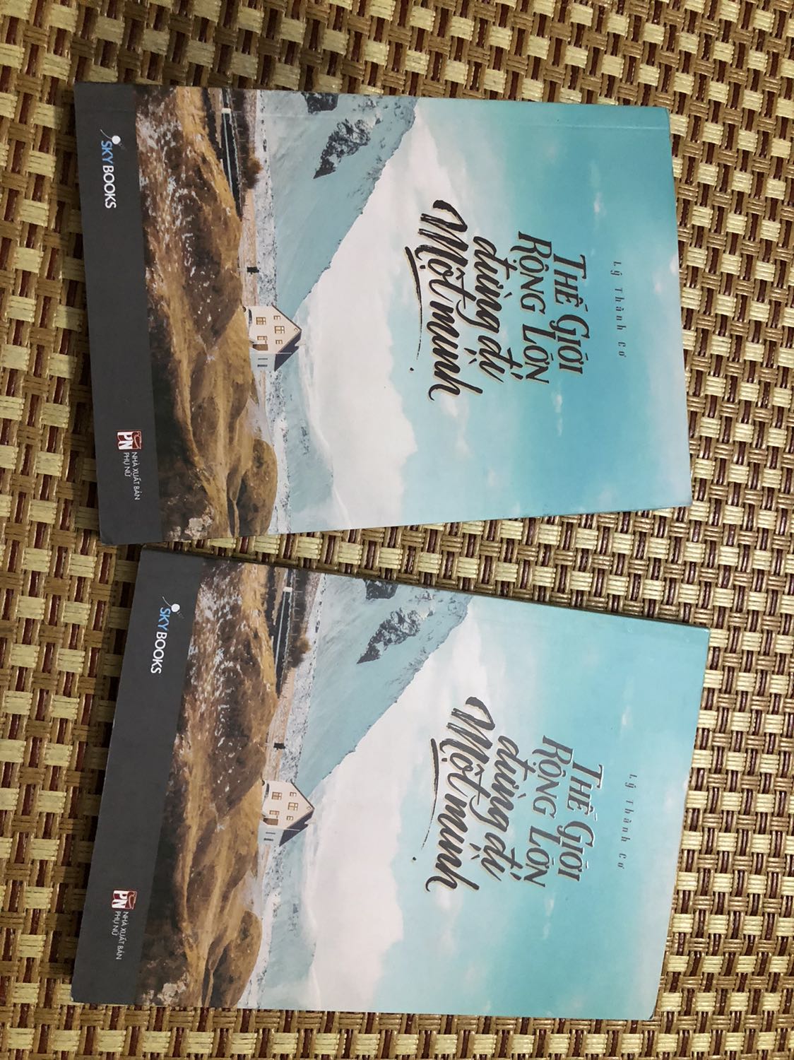 T mua 2 cuốn để tặng mà cả 2 đều cuốn đều khá cũ, không có mấy tấm postcard tặng kèm!
Bình thường mua của tiki sẽ có hoá đơn đi kèm mà lần này thì không. Khá thất vọng với lần nhận hàng này!
Mong nhà sách sớm gửi bổ sung postcard của 2 cuốn để t còn đi tặng!