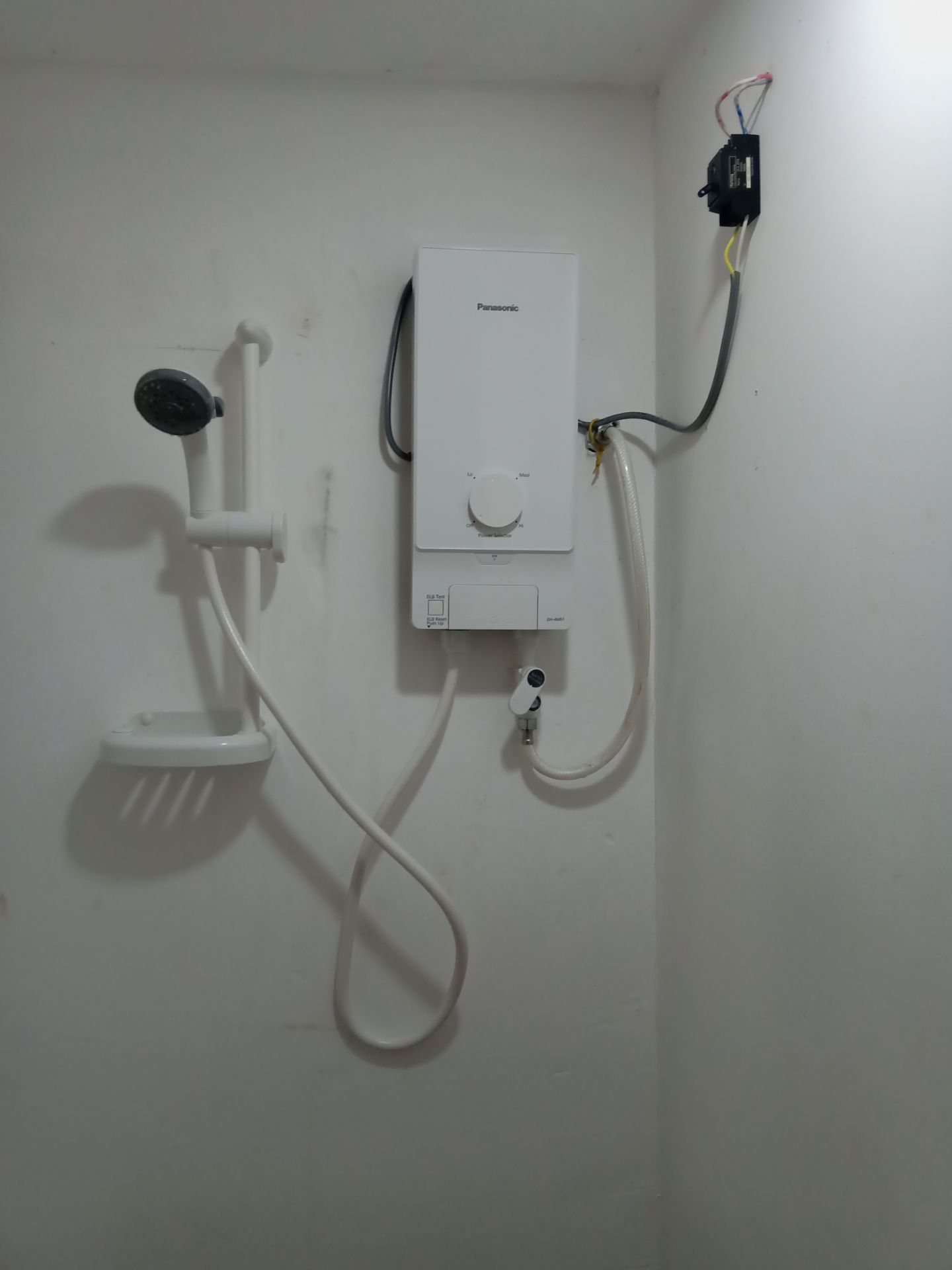 Nhân viên giao và đã lắp đặt, nv tận tình. Máy tốt. 5 sao